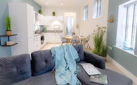 Courtyard Retreat- Free Evening Parking